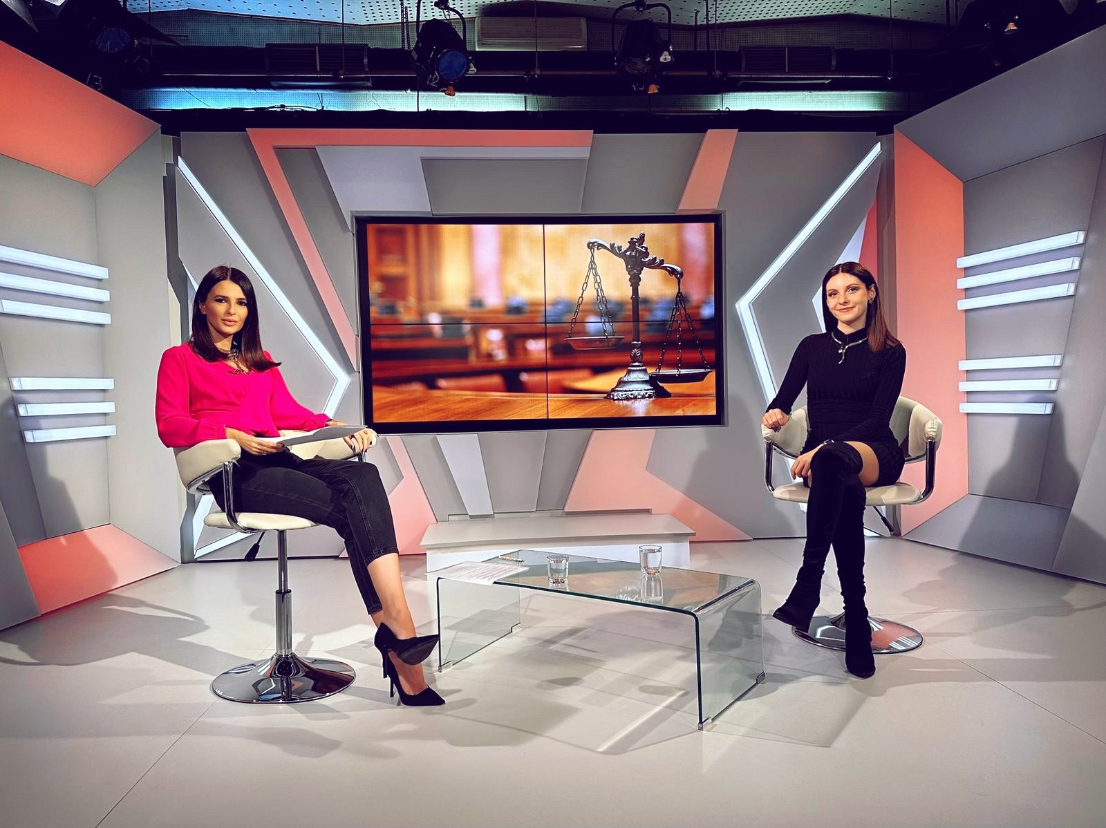 Christiana Mondea pe platoul emisiunii Legal 100%.